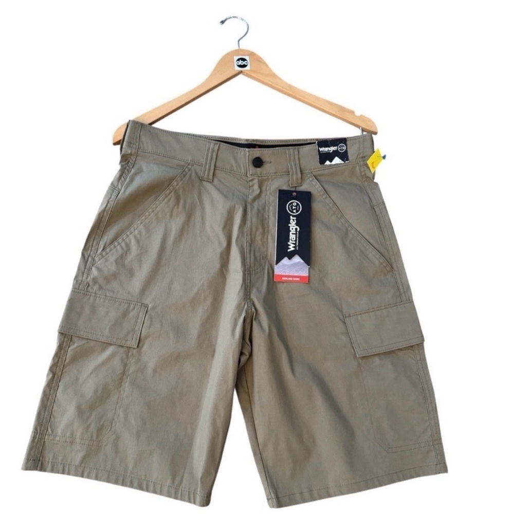 WRANGLER atg cargo shorts men W30 tan NWT $30 MSRP Movie and TV Clothes #summer